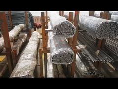 Czarny okrągły pręt ciągniony na zimno